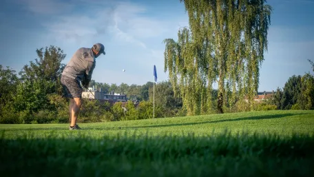 joueur-de-golf-qui-a-frappe-dans-la-balle