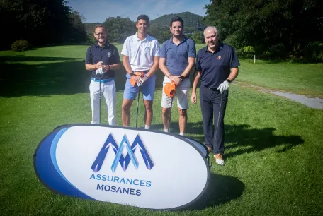 joueur-de-golf-devant-un-panneau-assurances-mosanes