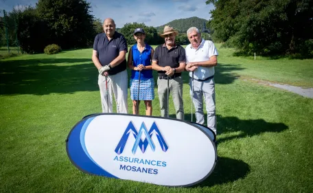 joueur-de-golf-devant-un-panneau-assurances-mosanes