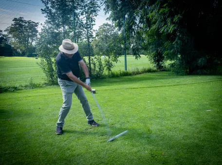 joueur-de-golf-qui-va-frapper-dans-la-balle