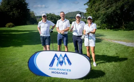 joueur-de-golf-devant-un-panneau-assurances-mosanes