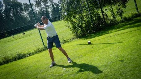 joueur-de-golf-qui-va-frapper-dans-la-balle