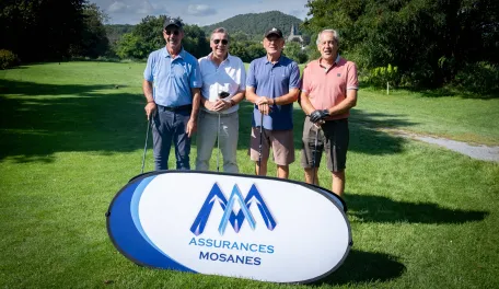 joueur-de-golf-devant-un-panneau-assurances-mosanes