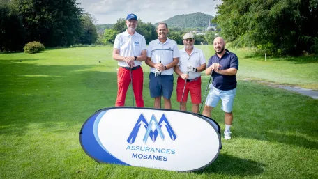 joueur-de-golf-devant-un-panneau-assurances-mosanes