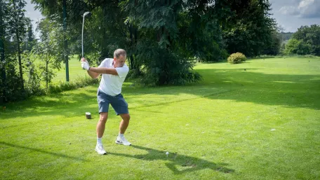 joueur-de-golf-qui-va-frapper-dans-la-balle