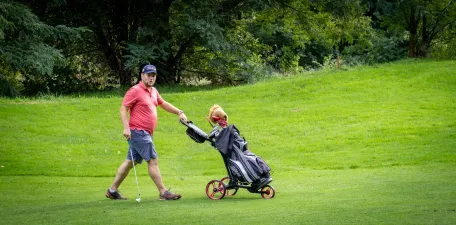 joueur-de-golf-qui-marche-sur-le-terrain-avec-son-sac