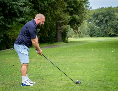 joueur-de-golf-qui-va-frapper-dans-la-balle