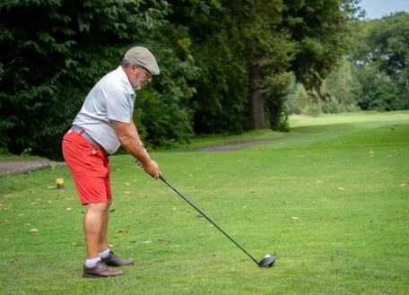 joueur-de-golf-qui-va-frapper-dans-la-balle