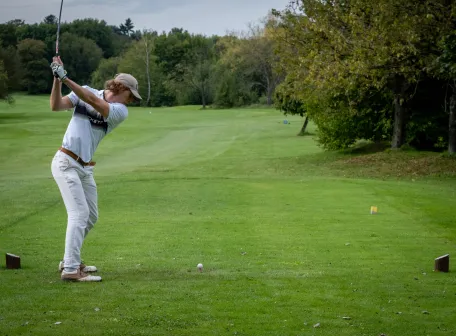 joueur-de-golf-qui-va-frapper-dans-la-balle