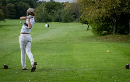 joueur-de-golf-qui-a-frappe-dans-la-balle