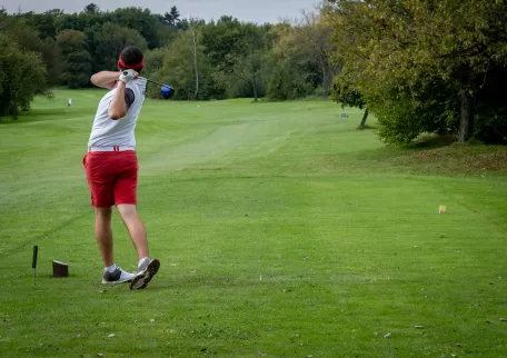 joueur-de-golf-qui-a-frappe-dans-la-balle