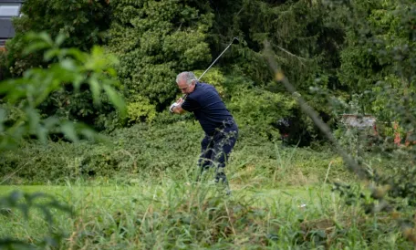 joueur-de-golf-qui-va-frapper-dans-la-balle