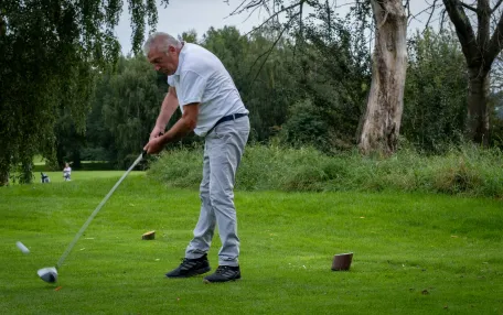 joueur-de-golf-qui-va-frapper-dans-la-balle