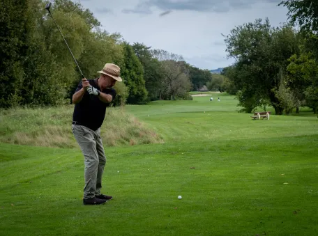 joueur-de-golf-qui-va-frapper-dans-la-balle