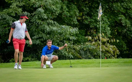 joueur-de-golf-qui-va-frapper-dans-la-balle