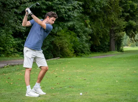 joueur-de-golf-qui-va-frapper-dans-la-balle