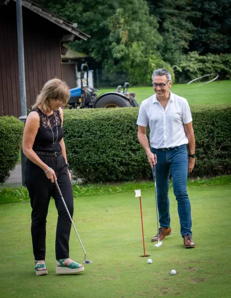 joueur-de-golf-qui-va-frapper-dans-la-balle