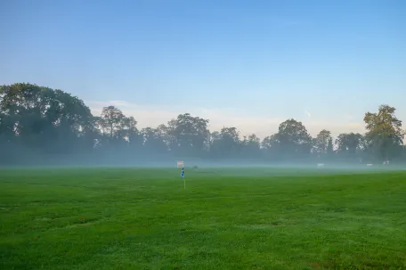 terrain-de-golf-avec-de-la-brume