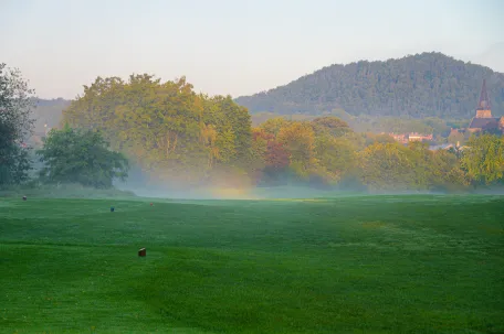 terrain-de-golf-avec-de-la-brume