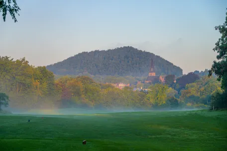 terrain-de-golf-avec-de-la-brume