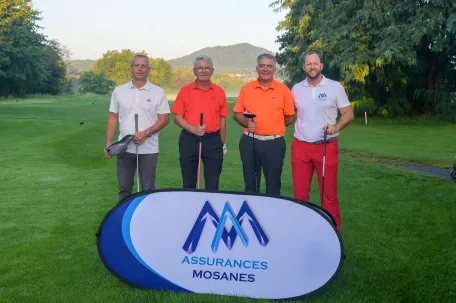 joueur-de-golf-devant-un-panneau-assurances-mosanes