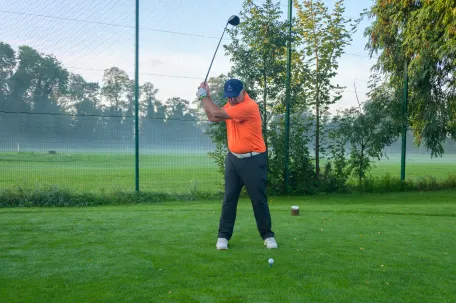 joueur-de-golf-qui-va-frapper-dans-la-balle