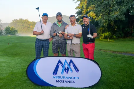 joueur-de-golf-devant-un-panneau-assurances-mosanes