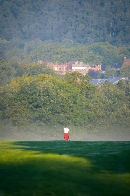 terrain-de-golf-avec-de-la-brume-et-des-joueurs-de-dos