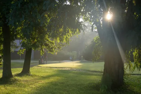 terrain-de-golf-avec-de-la-brume