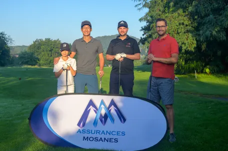 joueur-de-golf-devant-un-panneau-assurances-mosanes