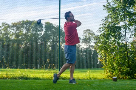 joueur-de-golf-qui-a-frappe-dans-la-balle