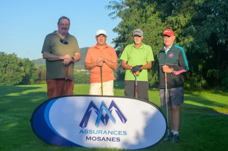 joueur-de-golf-devant-un-panneau-assurances-mosanes