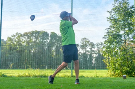 joueur-de-golf-qui-a-frapper-dans-la-balle