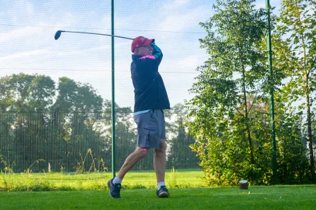 joueur-de-golf-qui-a-frappe-dans-la-balle