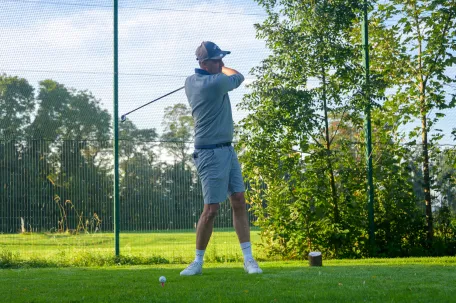 joueur-de-golf-qui-va-frapper-dans-la-balle