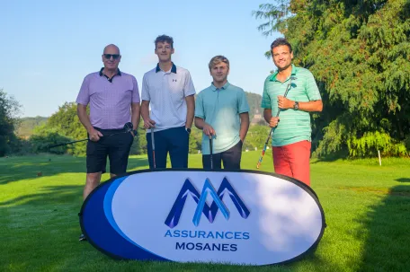 joueurs-de-golf-devant-un-panneau-assurances-mosanes