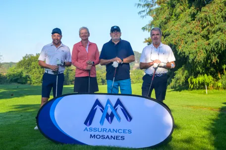 joueurs-de-golf-devant-un-panneau-assurances-mosanes