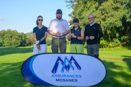 joueur-de-golf-devant-un-panneau-assurances-mosanes