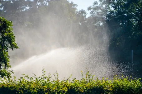 terrain-de-golf-qui-se-fait-arroser