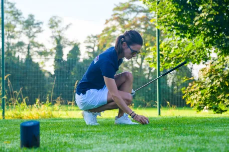 joueuse-qui-pose-une-balle-par-terre