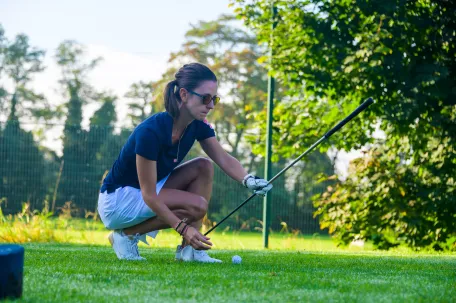 joueuse-qui-pose-une-balle-par-terre