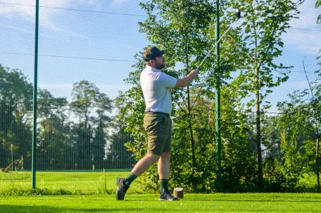 joueur-de-golf-qui-a-frapper-dans-la-balle