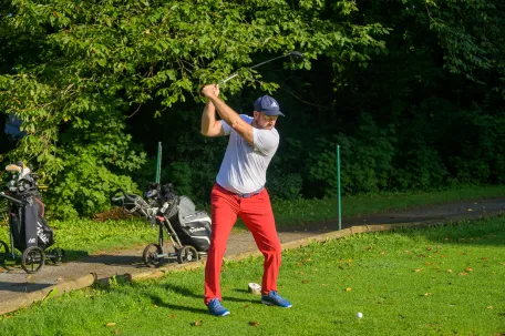 joueur-de-golf-qui-va-frapper-dans-la-balle