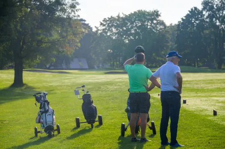 joueur-de-golf-qui-attendent