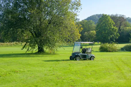 voiturette-de-golf-sur-un-terrain