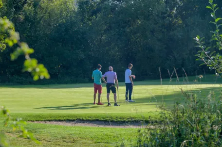 joueur-de-golf-qui-attendent