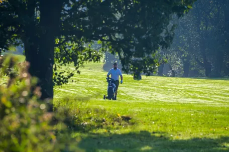 joueur-de-golf-qui-marche