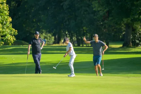 joueur-de-golf-qui-va-frapper-dans-la-balle