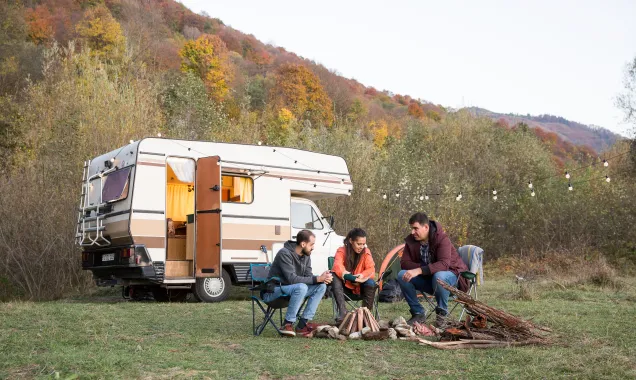 trois-personnes-devant-un-motorhome