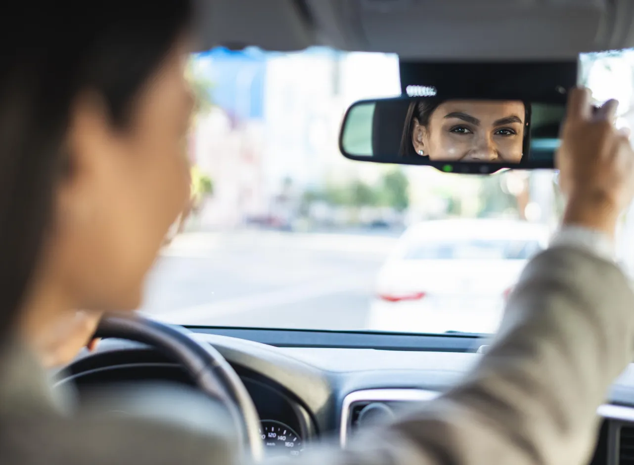 regard-dans-le-retroviseur-d-une-voiture